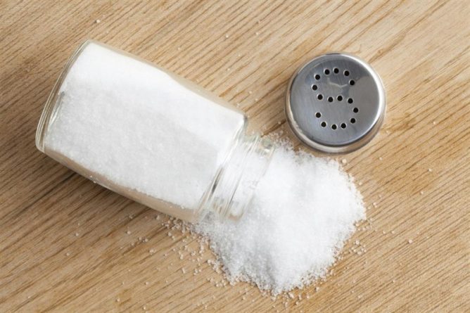 Chế độ ăn nhiều muối có thể hình thành nên sỏi thận