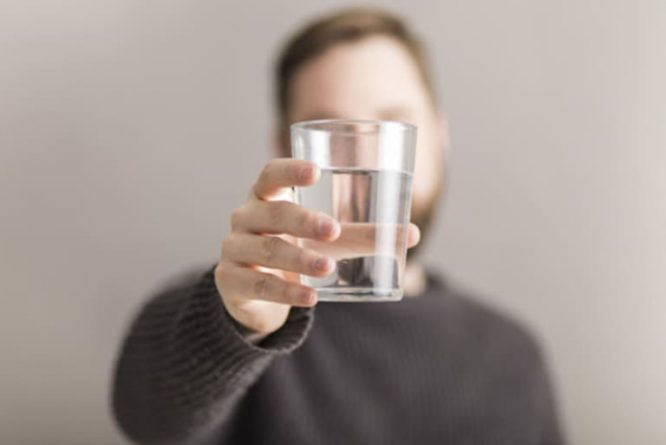 Uống không đủ nước là nguyên nhân khiến sỏi hình thành