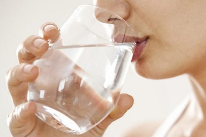 Uống nhiều nước giúp ngăn ngừa sỏi thận hình thành