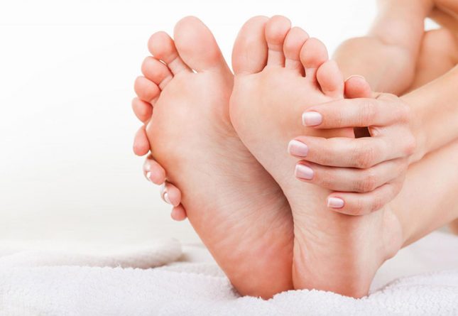 Tê tay chân cũng là triệu chứng thường gặp của bệnh lý thoát vị đĩa đệm cột sống cổ