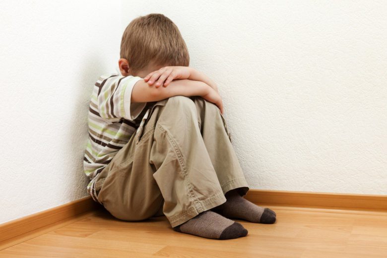 Thường thích ở một mình là một trong những dấu hiệu tự kỷ của trẻ em
