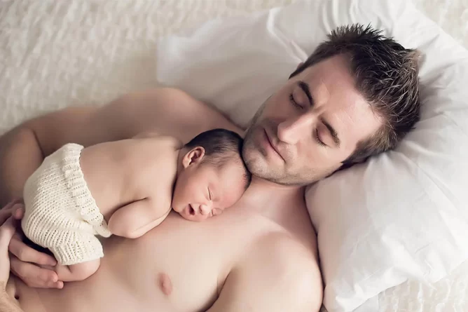 Cho trẻ ngủ  trên ngực bố mẹ là những nguyên nhân dẫn đến đột tử ở trẻ sơ sinh