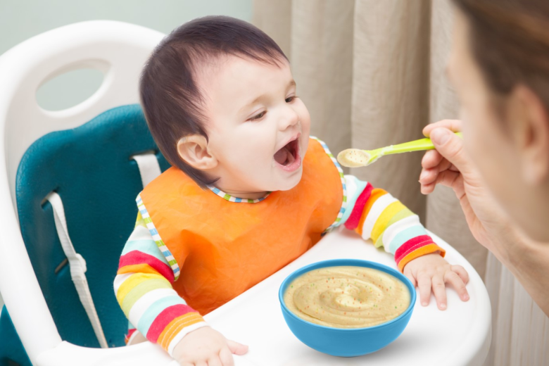 Cha mẹ nên để con mình tự nhận biết nhu cầu của chính bé thay vì cho trẻ bú hay ăn thường xuyên vì sợ bé bị đói