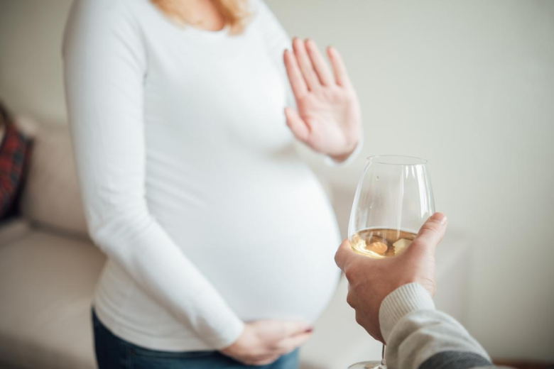 Phụ nữ mang thai hạn cần chế đồ uống chứa cồn.