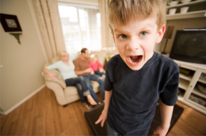Trẻ mắc tăng động giảm chú ý thường không thể ngồi im