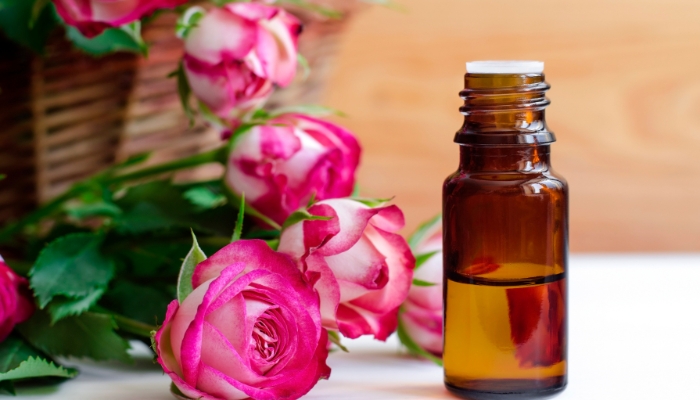 Tinh dầu hoa hồng được  xem là chất an thần, làm dịu các chứng bệnh về tiêu hóa