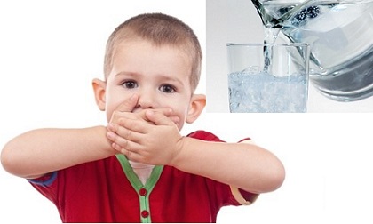 Cho trẻ uống nước hoa quả nhằm kích thích vị giác và khuyến khích trẻ uống thêm nước