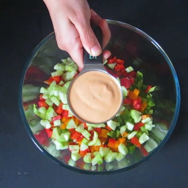 Cách sơ chế đơn giản để có được món salad dưa chuột lạ miệng